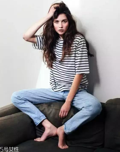 條紋t恤搭配什么褲子？這幾款穿搭簡單又出彩