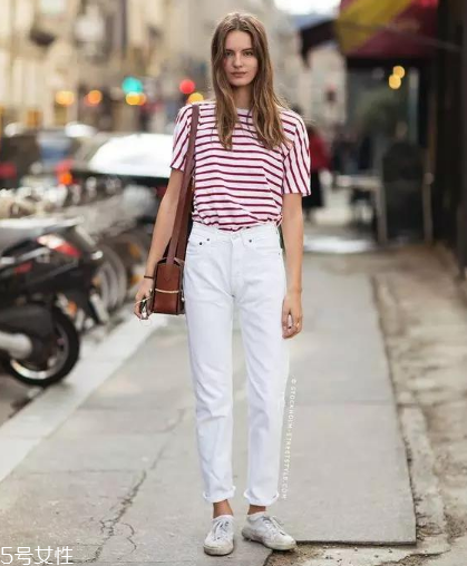 條紋t恤搭配什么褲子？這幾款穿搭簡單又出彩