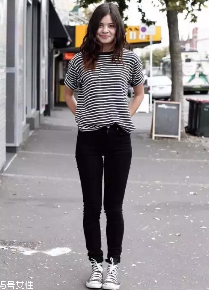 條紋t恤搭配什么褲子？這幾款穿搭簡單又出彩