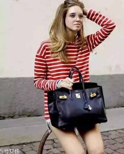 條紋t恤搭配什么褲子？這幾款穿搭簡單又出彩