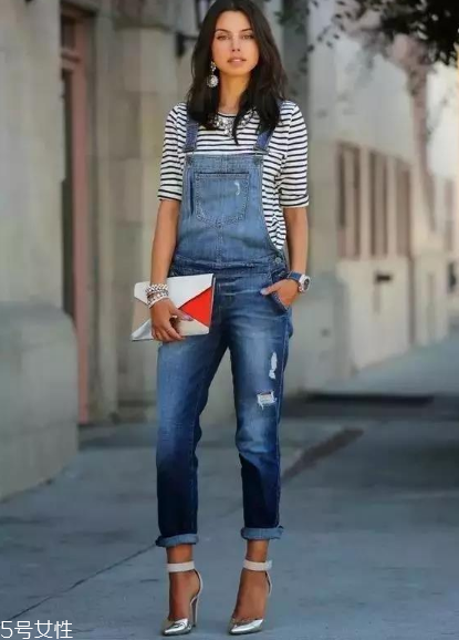 條紋t恤搭配什么褲子？這幾款穿搭簡單又出彩