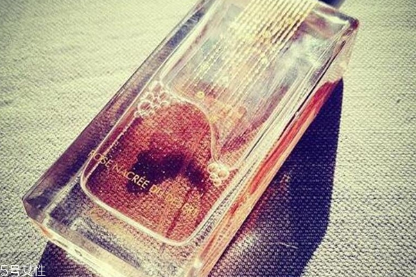 嬌蘭沙漠玫瑰香水好聞嗎？剛烈玫瑰濃厚迷人