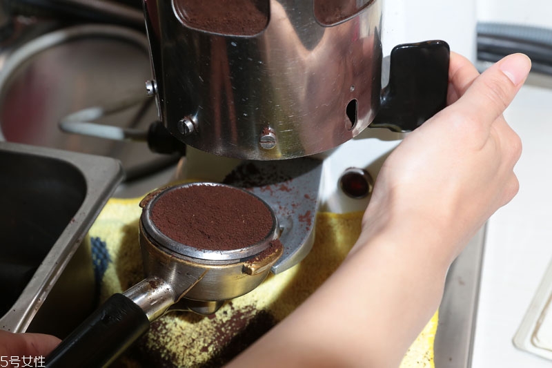 拿鐵咖啡的做法及技巧 變動比例便是卡布奇諾 拿鐵咖啡的做法及技巧 變動比例便是卡布奇諾