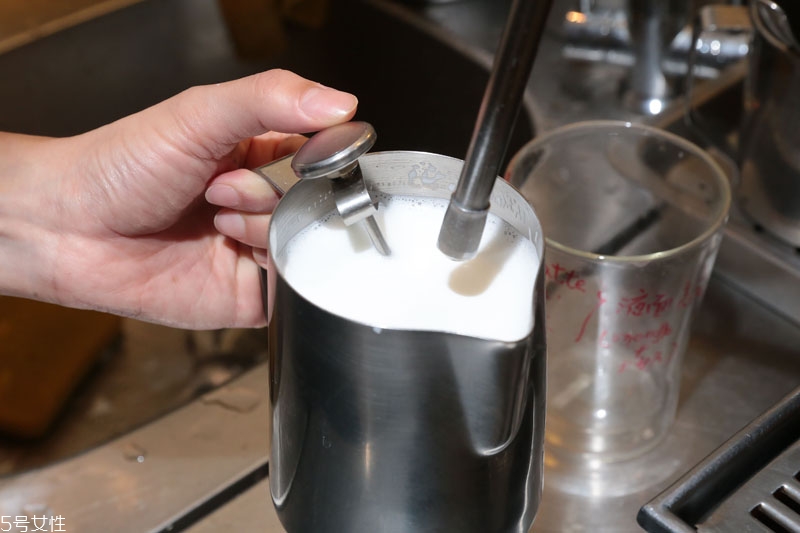 拿鐵咖啡的做法及技巧 變動比例便是卡布奇諾 拿鐵咖啡的做法及技巧 變動比例便是卡布奇諾