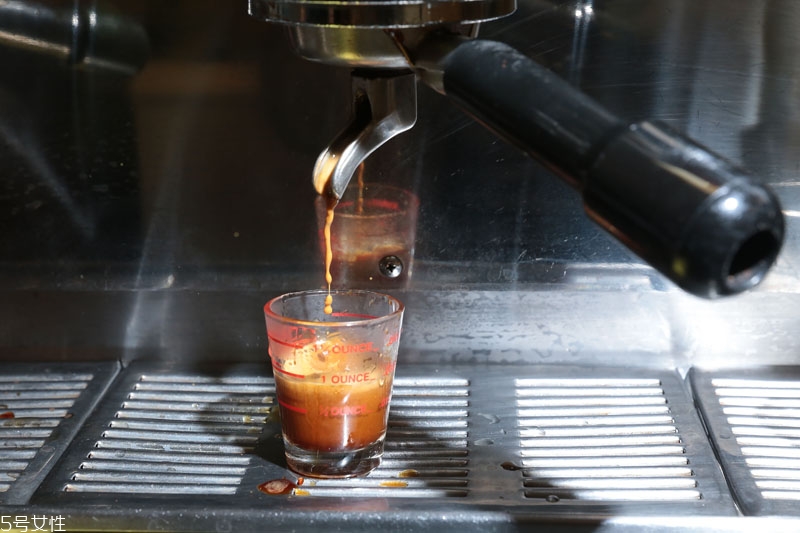 拿鐵咖啡的做法及技巧 變動比例便是卡布奇諾 拿鐵咖啡的做法及技巧 變動比例便是卡布奇諾