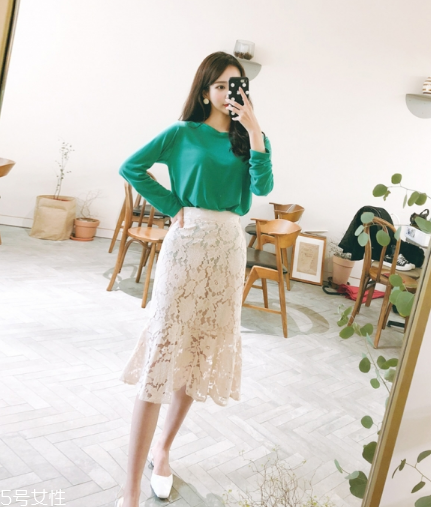 蕾絲半身裙配什么上衣好看？瞬間氣質(zhì)脫俗