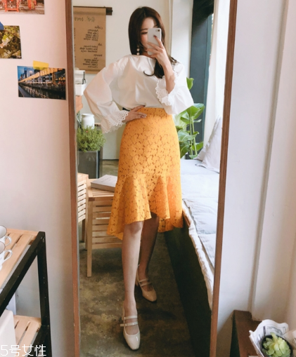 蕾絲半身裙配什么上衣好看？瞬間氣質(zhì)脫俗