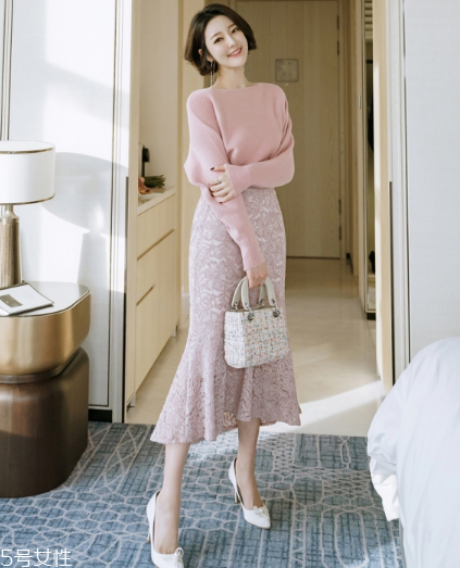 蕾絲半身裙配什么上衣好看？瞬間氣質(zhì)脫俗