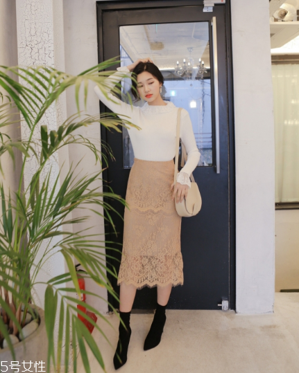 蕾絲半身裙配什么上衣好看？瞬間氣質(zhì)脫俗