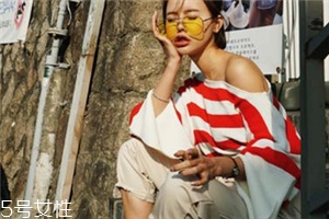 紅色條紋t恤怎么搭配？永不過時的搶眼元素