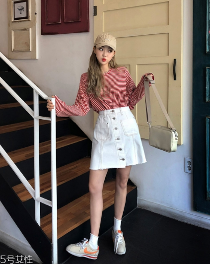 紅色條紋t恤怎么搭配？永不過時的搶眼元素