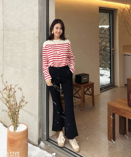 紅色條紋t恤怎么搭配？永不過時的搶眼元素