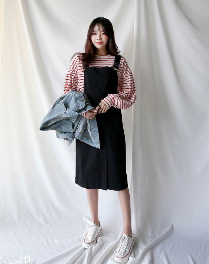 紅色條紋t恤怎么搭配？永不過時的搶眼元素