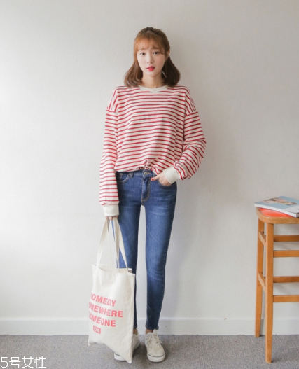 紅色條紋t恤怎么搭配？永不過時的搶眼元素