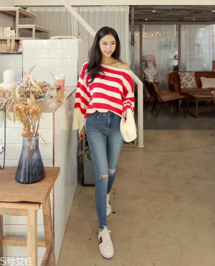 紅色條紋t恤怎么搭配？永不過時的搶眼元素