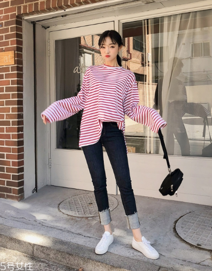 紅色條紋t恤怎么搭配？永不過時的搶眼元素