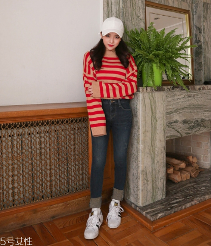 紅色條紋t恤怎么搭配？永不過時的搶眼元素