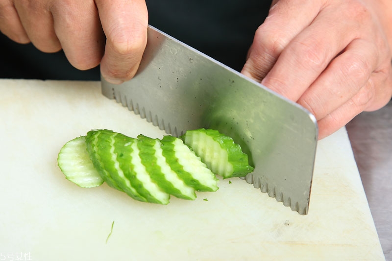 青瓜怎么切 5種切青瓜的基本刀工 青瓜怎么切 5種切青瓜的基本刀工