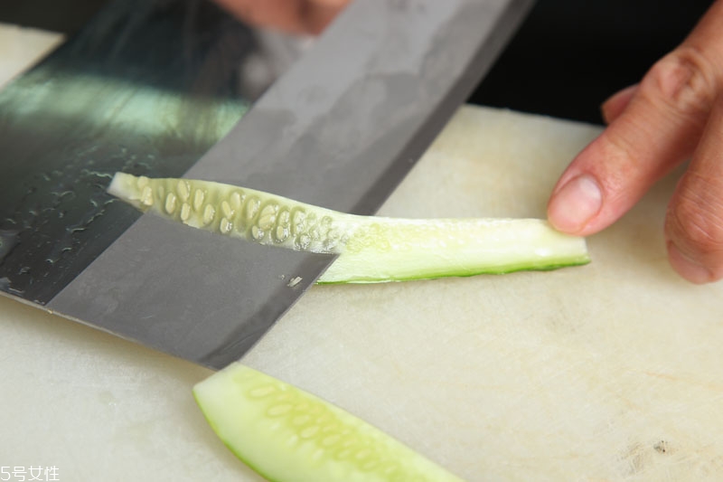 青瓜怎么切 5種切青瓜的基本刀工 青瓜怎么切 5種切青瓜的基本刀工
