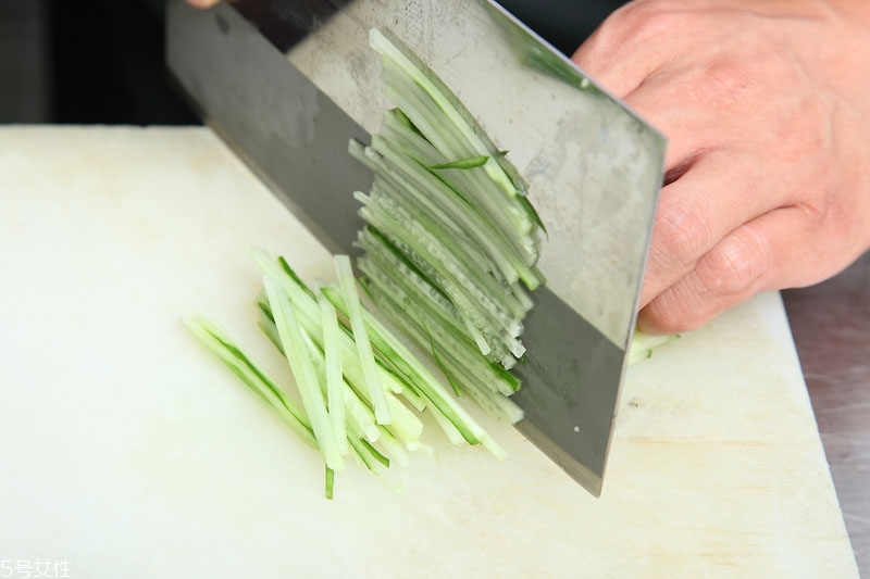 青瓜怎么切 5種切青瓜的基本刀工 青瓜怎么切 5種切青瓜的基本刀工
