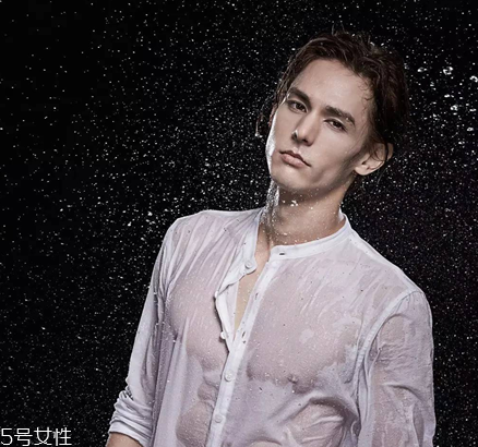 襯衫能貼身穿嗎？根據(jù)顏色深淺決定