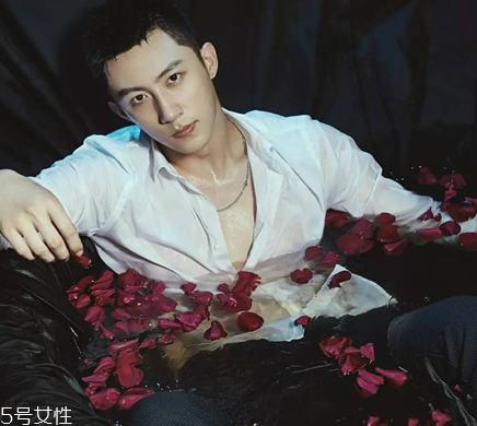 襯衫能貼身穿嗎？根據(jù)顏色深淺決定