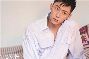 襯衫能貼身穿嗎？根據(jù)顏色深淺決定