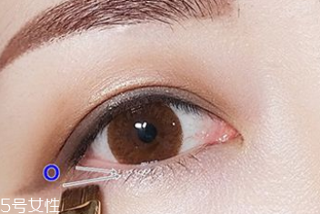 眼線刷硬了怎么回事？用后沒有及時(shí)清洗
