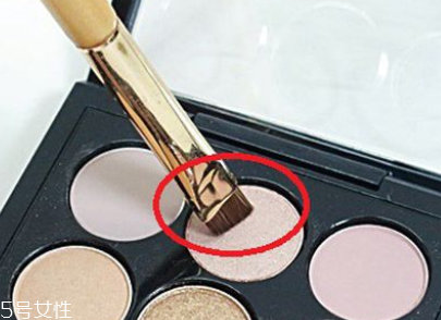 眼線刷硬了怎么回事？用后沒有及時(shí)清洗