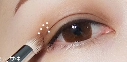 眼線刷硬了怎么回事？用后沒有及時(shí)清洗