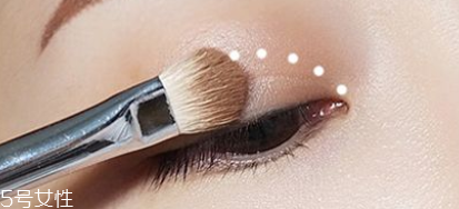 眼線刷硬了怎么回事？用后沒有及時(shí)清洗