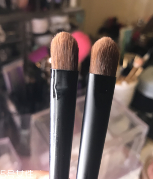 眼線刷硬了怎么回事？用后沒有及時(shí)清洗