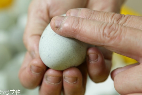 皮蛋味道怎么處理 怎么去除皮蛋的胺味道 皮蛋味道怎么處理 怎么去除皮蛋的胺味道