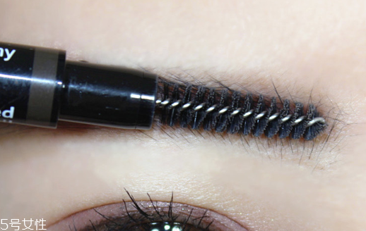 黑色眉筆怎么畫自然？淡掃眉毛輕下手
