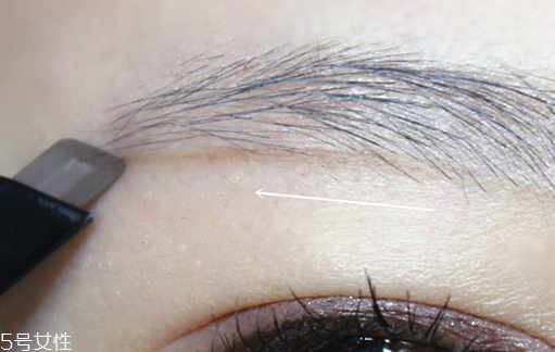 黑色眉筆怎么畫自然？淡掃眉毛輕下手