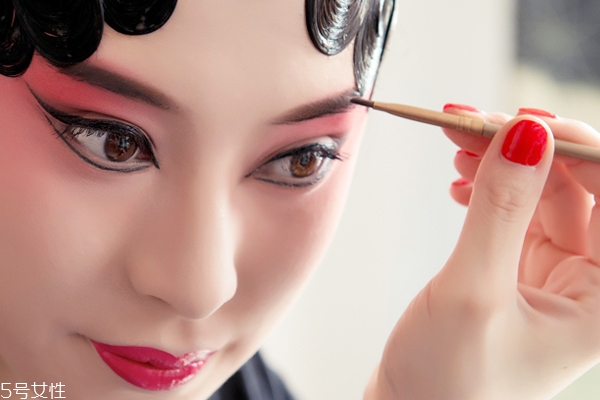 黑色眉筆怎么畫(huà)自然？淡掃眉毛輕下手