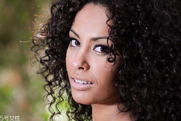 皮膚黑用什么眉筆？眉筆顏色不要太淺太紅