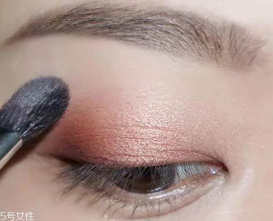 棕色眉筆適合什么膚色？不適合暗膚色