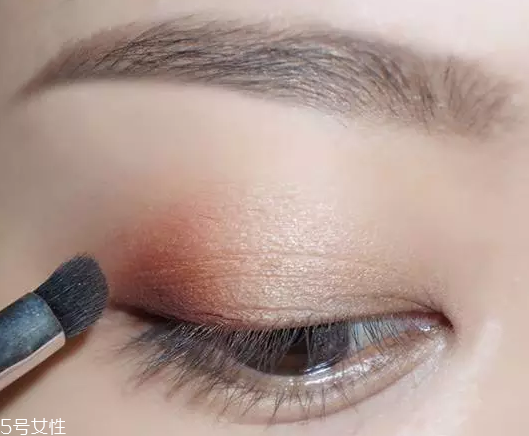 棕色眉筆適合什么膚色？不適合暗膚色