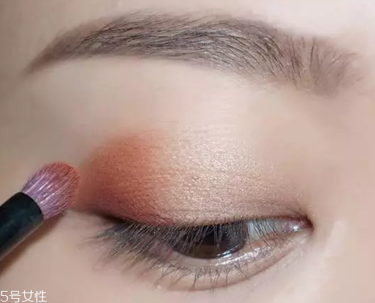 棕色眉筆適合什么膚色？不適合暗膚色