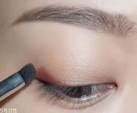 棕色眉筆適合什么膚色？不適合暗膚色