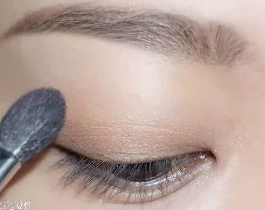 棕色眉筆適合什么膚色？不適合暗膚色