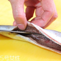 秋刀魚怎么去骨 秋刀魚去骨小技巧 秋刀魚怎么去骨 秋刀魚去骨小技巧