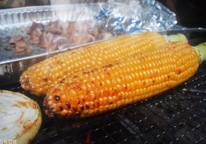 煮玉米是冷水或是開(kāi)水下鍋 煮玉米放糖放鹽都好吃 煮玉米是冷水或是開(kāi)水下鍋 煮玉米放糖放鹽都好吃