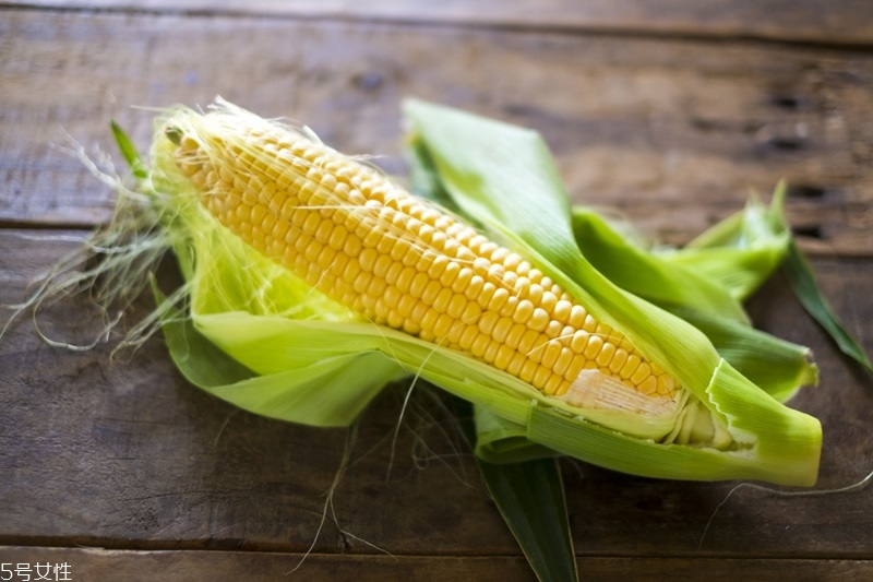 煮玉米是冷水或是開(kāi)水下鍋 煮玉米放糖放鹽都好吃 煮玉米是冷水或是開(kāi)水下鍋 煮玉米放糖放鹽都好吃