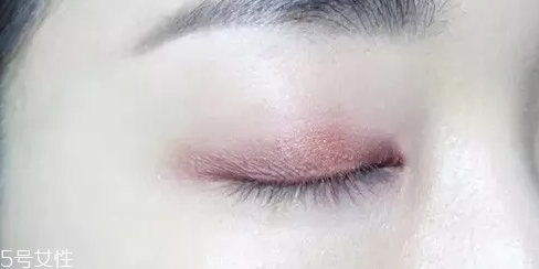 紫色眼影配什么口紅？配少女粉堪稱完美