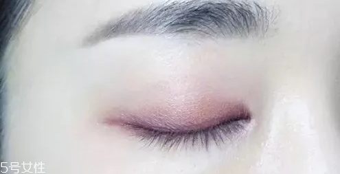 紫色眼影配什么口紅？配少女粉堪稱完美