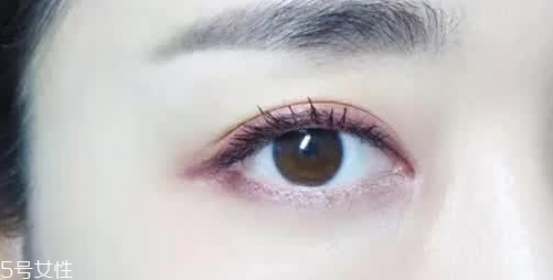 紫色眼影配什么口紅？配少女粉堪稱完美