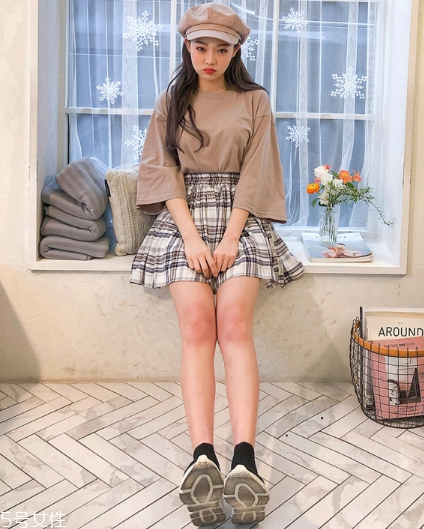格子百褶裙配什么上衣？美翻整個(gè)春夏