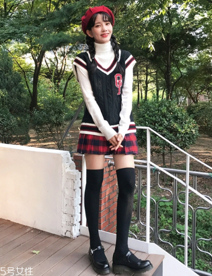 格子百褶裙配什么上衣？美翻整個(gè)春夏